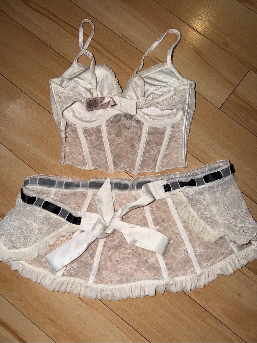 La SENZA White Lace Bustier & Lace Skirt Set with Black Ribbon Detail - Picture 13 of 13